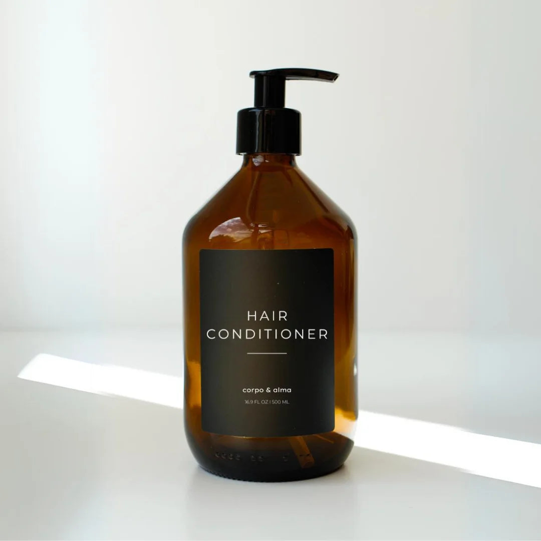 Refill-Design-Flasche aus Braunglas mit schwarzem, matten Etikett für Conditioner